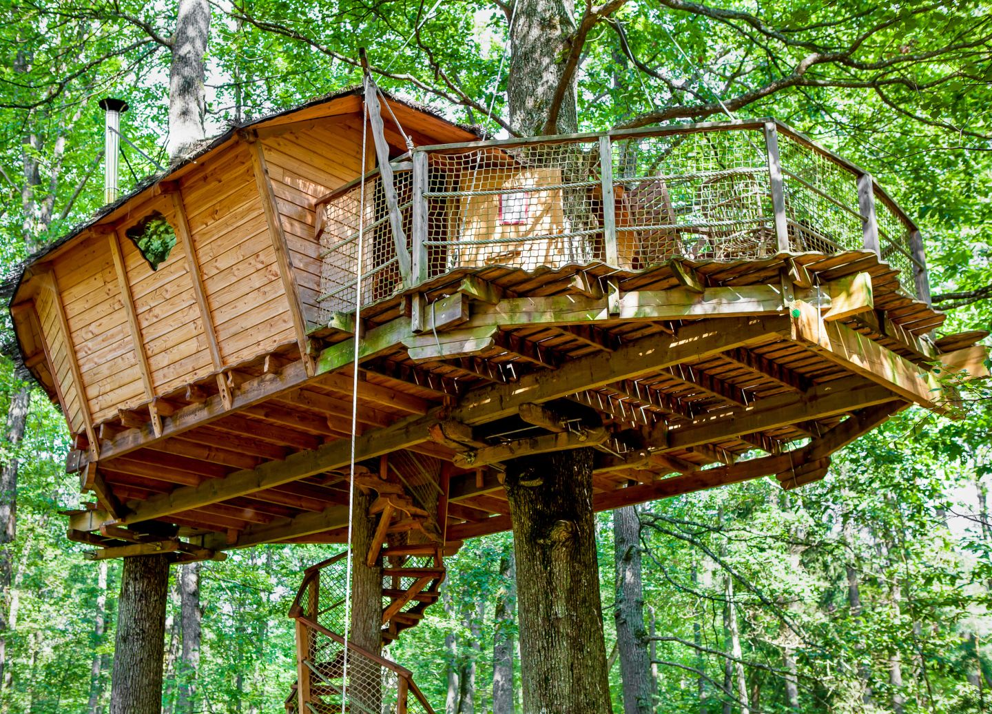 Hébergement insolite : cabane dans les arbres